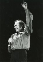 Neil Diamond acknowledging audience applause - 1989